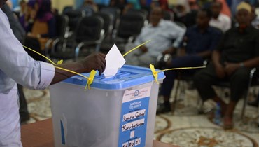 صورة أرشيفية- شخص يدلي بصوته في مركز اقتراع في بيدوا (16 ت2 2016، أ ف ب). 