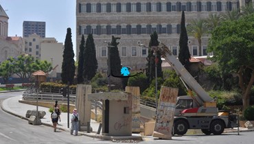 إزالة آخر العوائق الإسمنتية في ساحة رياض الصلح التي كانت تقفل الطريق إلى السرايا، وذلك بعد إزالة بلوكات الفصل في محيط مجلس النواب قبل أيام.