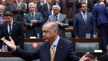 إردوغان خلال حضوره اجتماع المجموعة البرلمانية لحزبه في الجمعية الوطنية التركية الكبرى في أنقرة (1 حزيران 2022، أ ف ب). 