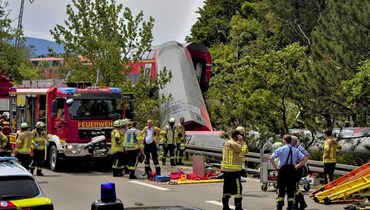 رجال انقاذ انتشروا في موقع الحادث في بورغرين قرب غارميش بارتنكيرشن (3 حزيران 2022، أ ب). 