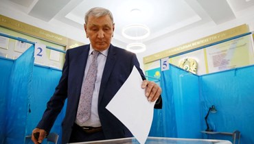 رجل يدلي بصوته في مركز اقتراع في ألماتي في اطار التصويت على استفتاء لإصلاح الدستور (5 حزيران 2022، أ ف ب).