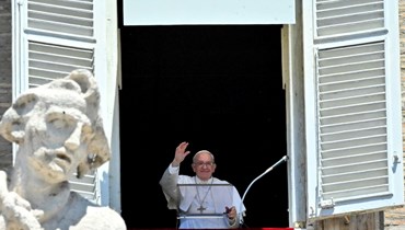البابا فرنسيس ملوحا للمؤمنين من نافذة القصر الرسولي المطل على ساحة القديس بطرس في الفاتيكان ،خلال صلاة التبشير الملائكي (12 حزيران 2022، أ ف ب). 