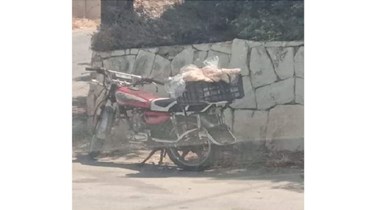 دراجة نارية محملة بالخبز العربي المدعوم.