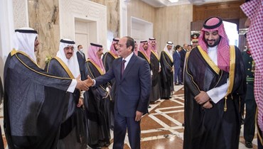 الرئيس المصري عبد الفتاح السيسي يصافح أحد أعضاء وفد ولي العهد السعودي الأمير محمد بن سلمان خلال حفل استقبال في القصر الرئاسي بالعاصمة القاهرة (21 حزيران 2022 - أ ف ب).