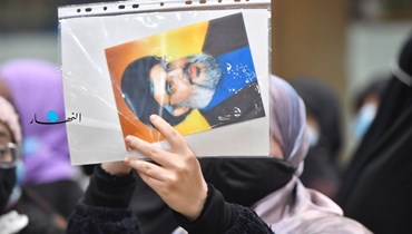 مناصرة لـ"حزب الله" ترفع صورة للسيد حسن نصرالله (أرشيفية).