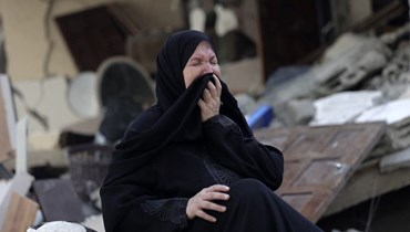 سيّدة فلسطينية تبكي على أنقاض منزلها المدمّر في غزّة (أ ف ب).