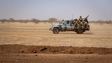 صورة ارشيفية- جنود من بوركينا فاسو يقومون بدورية على الطريق من دوري إلى مخيم غوديبو للاجئين (3 شباط 2020، أ ف ب).