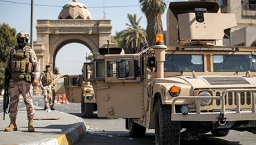 جنود من الجيش العراقي ينتشرون لحراسة مدخل المنطقة الخضراء في العاصمة بغداد (30 آب 2022 - أ ف ب).