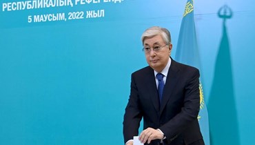 رئيس كازاخستان قاسم جومارت توكاييف يدلي بصوته في مركز اقتراع في نور سلطان خلال استفتاء وطني (5 حزيران 2022، أ ب). 