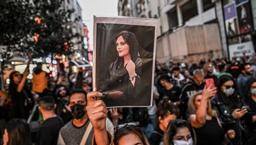 متظاهرة ترفع صورة الإيرانية مهسا أميني خلال تظاهرة في شارع الاستقلال في اسطنبول (20 أيلول 2022 - أ ف ب).