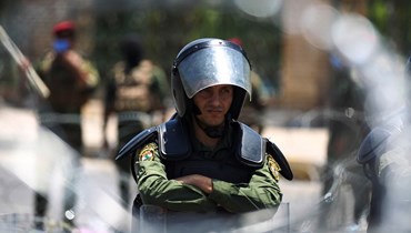 عنصر من قوات الأمن العراقية خارج مدخل المنطقة الخضراء في العاصمة بغداد (12 تموز 2020 - أ ف ب).