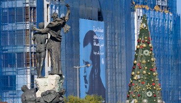 شجرة الميلاد ارتفعت في وسط بيروت أمس، وبدا في المشهد تمثال الشهداء ومبنى "النهار". 