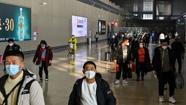 مسافرون عبر أحد المطارات في الصين (أ ف ب).