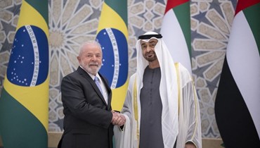مصافحة بين لولا (الى اليسار) ورئيس دولة الإمارات الشيخ محمد بن زايد آل نهيان خلال استقبال رسمي في قصر الوطن في أبوظبي (15 نيسان 2023، أ ف ب).