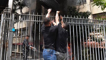 إحراق إطارات أمام بوابة قصر العدل في بيروت (حسام شبارو).