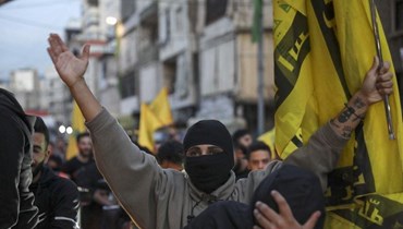رجل يحمل علم "حزب الله".