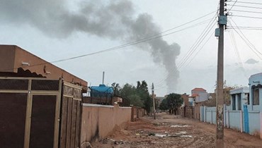 دخان يتصاعد وسط قتال دائر في الخرطوم (13 حزيران 2023، أ ف ب).