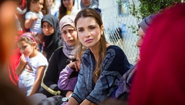 الملكة رانيا العبد الله خلال زيارتها مخيّم اللاجئين في اليونان.
