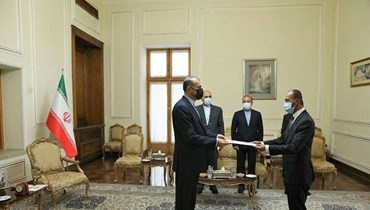 وزير الخارجية الإيراني والسفير الكويتي. 