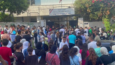 الطلابي قبيل دخولهم إلى مركز الامتحانات الرسمية (حسام شبارو).