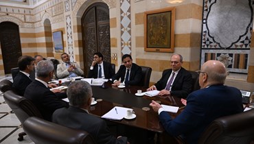  رئيس حكومة تصريف الأعمال اللبنانية نجيب ميقاتي في اجتماع مع نواب حاكم مصرف.