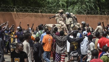 متظاهرون يهتفون للقوات النيجيرية خلال تجمعهم أمام السفارة الفرنسية في نيامي (30 تموز 2023، أ ف ب).