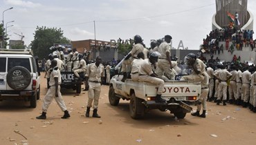 شرطيون نيجيريون تجمعوا في نيامي دعما للمجلس العسكري (30 تموز 2023، أ ف ب).