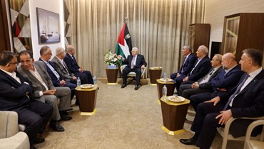 عباس (في الوسط) مجتمعا بوفد من الجبهة الشعبية لتحرير فلسطين قبل محادثات الوحدة بين الفصائل الفلسطينية، والتي استضافتها مصر في العلمين (29 تموز 2023، أ ف ب).