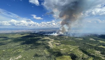 صورة جوية من خدمة "Wildfire" تُظهر الدخان المتصاعد من حرائق الغابات في روس مور جنوب كاملوبس (كولومبيا البريطانية)، كندا (27 تموز 2023 - أ ف ب).