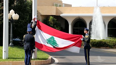 الحرس الجمهوري يرفع العلم اللبناني أمام القصر الرئاسي (النهار).