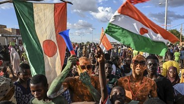 انصار للمجلس الوطني لحماية الوطن في النيجر تجمعوا امام القاعدة الجوية الفرنسية في نيامي (3 ايلول 2023، أ ف ب). 