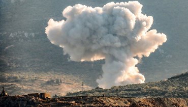 دخان يتصاعد فوق تلال قريبة من مدينة جسر الشغور شمال غرب محافظة إدلب خلال قصف للقوات الموالية للنظام السوري (6 ت1 2023، أ ف ب). 