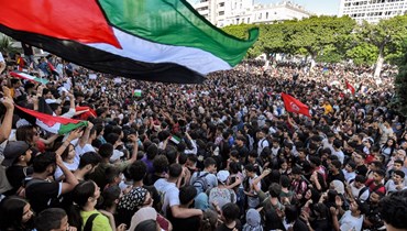 آلاف يتظاهرون أمام سفارة فرنسا في تونس بعد قصف مستشفى في غزة