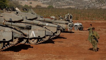 دبابات "ميركافا" إسرائيلية قرب الحدود مع لبنان (26 ت1 2023 - أ ف ب).