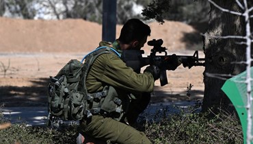 جندي إسرائيليّ أمام أحد المواقع بالقرب من قطاع غزة (أ ف ب).