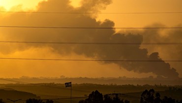 صورة ملتقطة من جنوب إسرائيل بالقرب من الحدود مع قطاع غزة، تظهر الدخان المتصاعد من شمال غزة خلال قصف إسرائيلي (7 ت2 2023، أ ف ب).