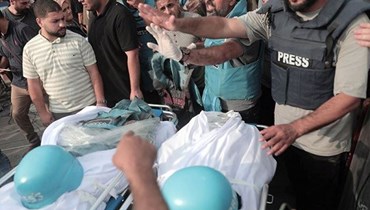 مشيعون يحضرون جنازة الصحفيين سعيد الطويل ومحمد صباح اللذين قتلا في غارة جوية إسرائيلية على مدينة غزة (أ ف ب).