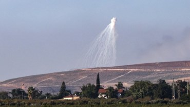 الجيش الإسرائيلي يطلق قنابل فوسفورية فوق جنوب لبنان (أ ف ب).