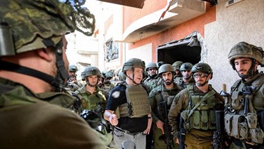 نتنياهو (في الوسط) ملتقيا جنودا في مكان غير معلوم في قطاع غزة (26 ت2 2023، أ ف ب). 