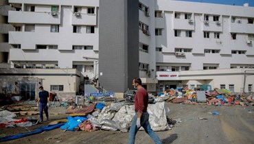 رجل فلسطيني يسير بالقرب من مستشفى الشفاء في مدينة غزة (أ ف ب).