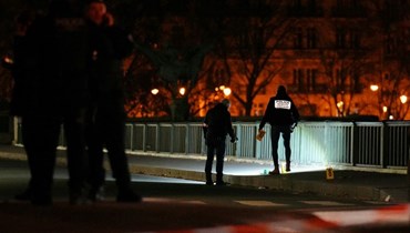 الشرطة في مكان الطعن الذي حصل في باريس. (أ ف ب)
