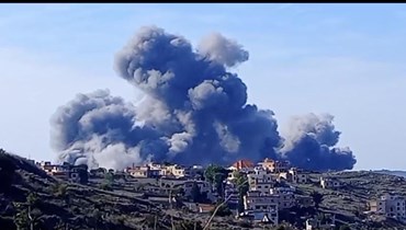 الدخان يتصاعد من وادي يارون القريبة من ضواحي  عين إبل بعد تعرّضها للقصف الإسرائيليّ