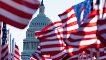 أعلام أميركية أمام مبنى الكابيتول، واشنطن (أ ف ب).