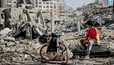 طفل يشاهد الدمار في غزّة بعد القصف الإسرائيلي.