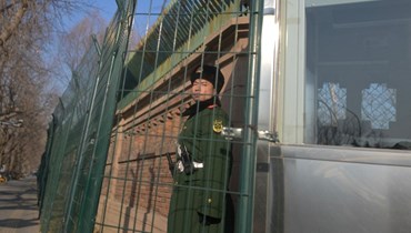 شرطي صينيّ خارج مبنى السفارة البريطانية في بيجينغ (أ ف ب). 