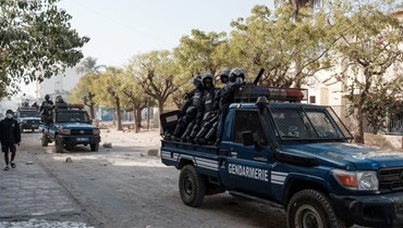 رجال الأمن بعد اشتباكات مع متظاهرين على خلفية تأجيل الانتخابات الرئاسية في داكار (أ ف ب). 