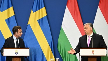 كريسترسون (الى اليسار) وأوربان يعقدان مؤتمرا صحافيا مشتركا في بودابست (23 شباط 2024، ا ف ب). 