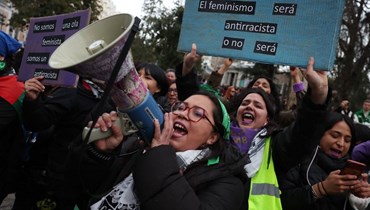 آلاف تجمعوا في ساحة سيبيليس في مدريد خلال تظاهرة بمناسبة اليوم العالمي لحقوق المرأة (8 آذار 2024، أ ف ب).