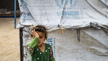 صورة ارشيفية- فتاة تفرك عينها في مخيم الهول بمحافظة الحسكة شمال شرق سوريا (10 ت1 2023، أ ف ب). 