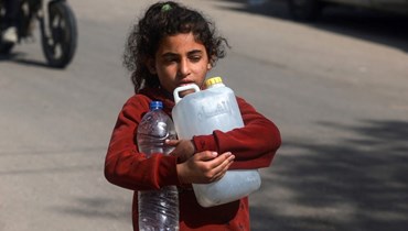 طفلة فلسطينية تبحث عن المياه في قطاع غزّة المحاصر (أ ف ب).